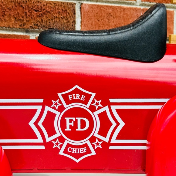 VTG Speedster Red Fire Truck Ride On Pedal Toy Car Hook & Ladder Sit On EUC - Picture 2 of 16